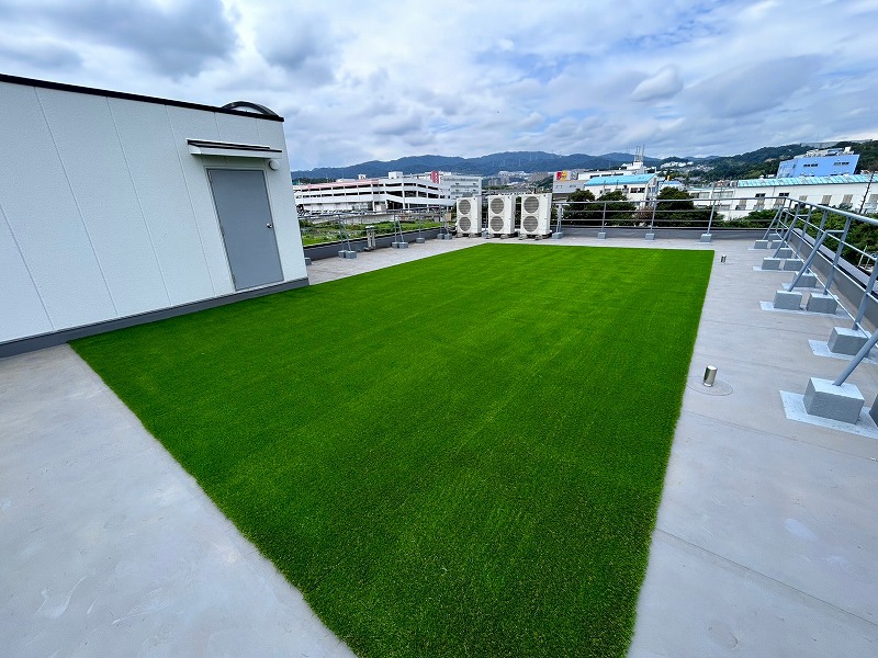 茨木市 施設屋上と室内の人工芝