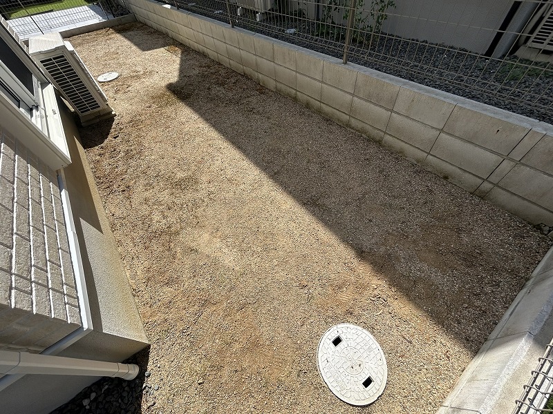 和泉市F様 お庭の人工芝と充填材