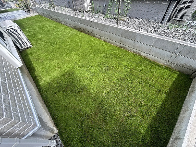和泉市F様 お庭の人工芝と充填材