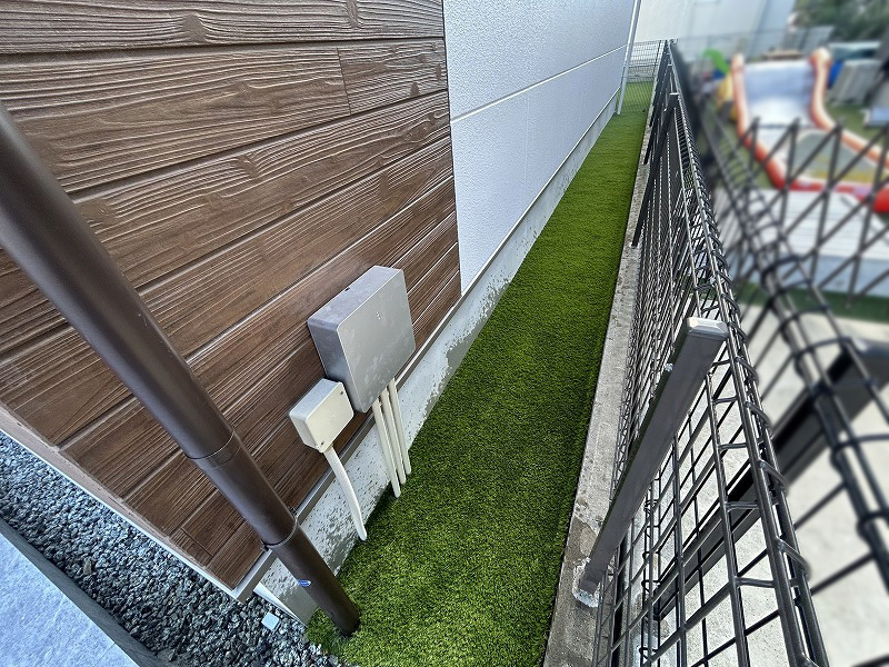 犬走りの人工芝施工例