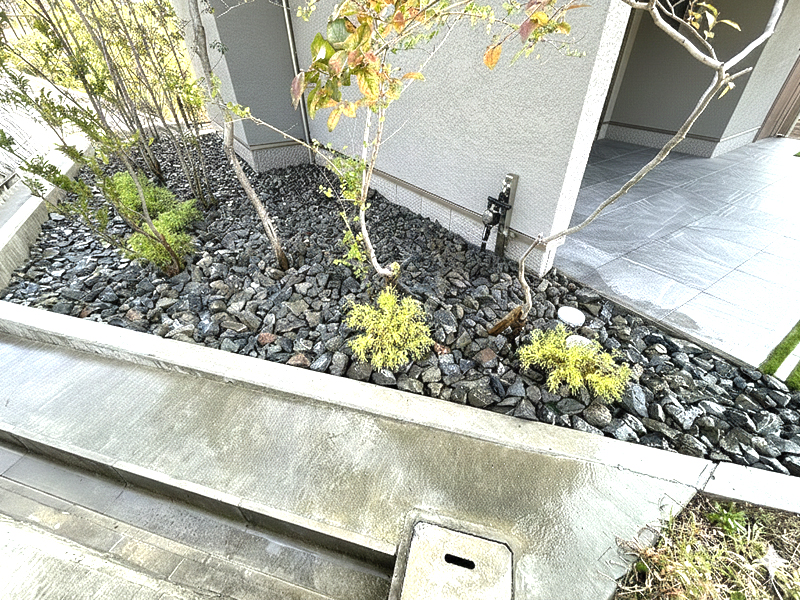 箕面市Ｚ様 駐車場の人工芝と植栽